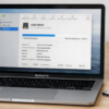 Дисковая утилита на экране MacBook с подключенной флешкой в металлическом корпусе.